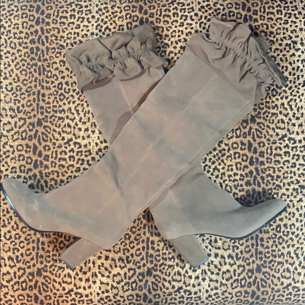 ‼️CLOSET CLOSING SALE‼️ [Libby. Edelman] Taupe Suede OTK Heeled Boots